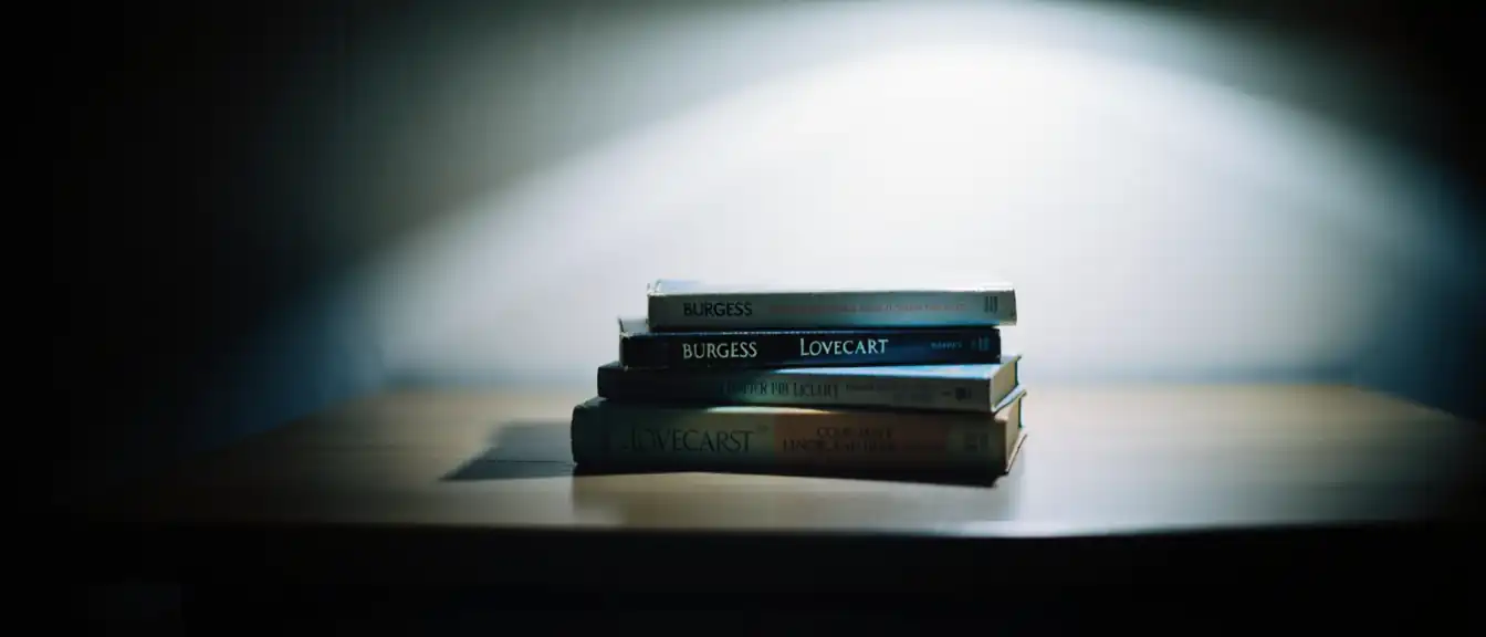 Литература под прицелом: классика и современный хоррор попали в новый список книг с маркировкой