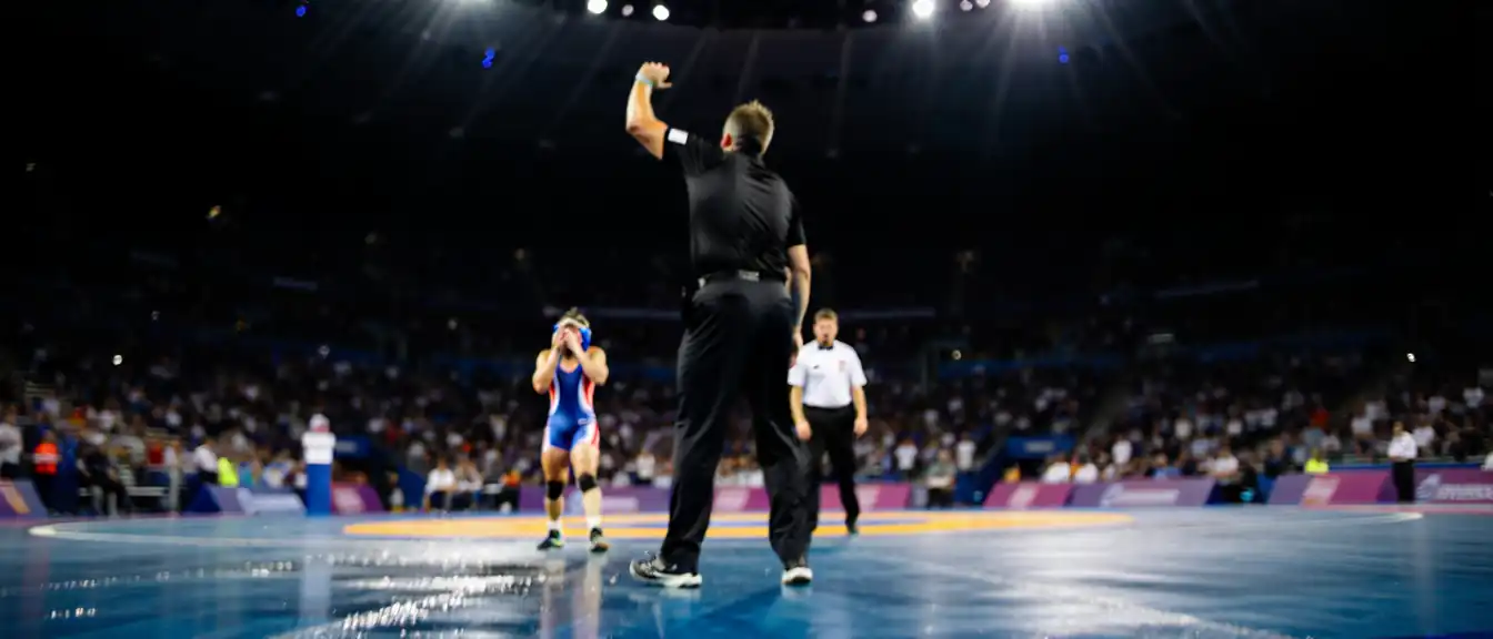 Дисквалификация американской борчихи Тёрнер на чемпионате мира из-за нарушения правил против россиянки Смирновой