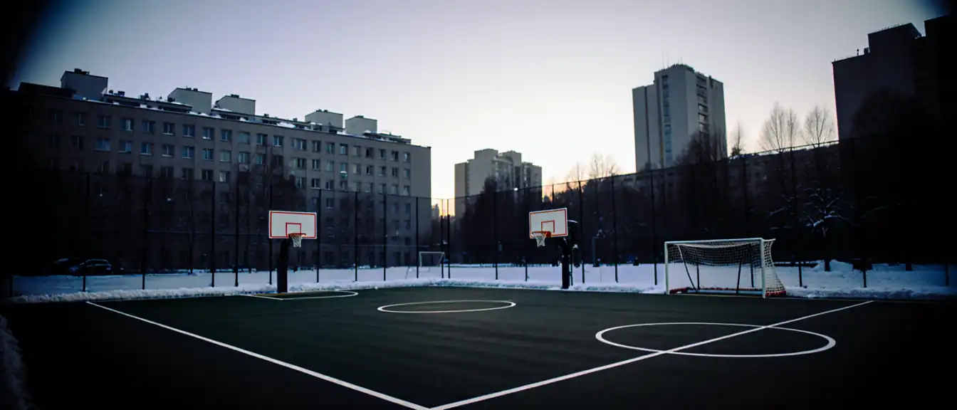 Столичные специалисты создают многофункциональные спортивные площадки во дворах Москвы для круглогодичного использования